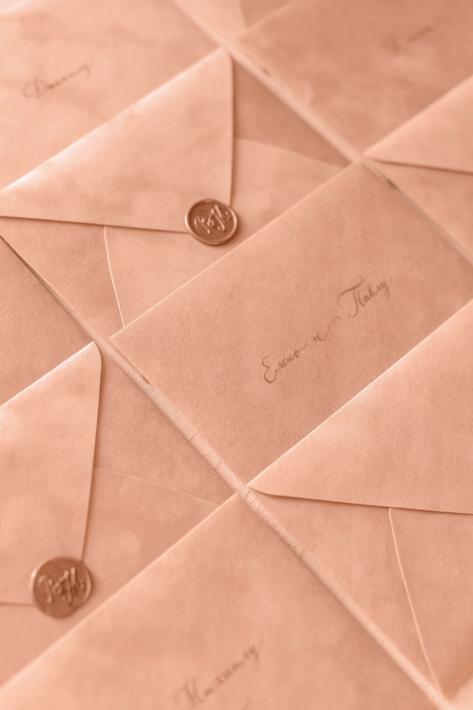 Sobres de invitación de boda con sellos de lacre